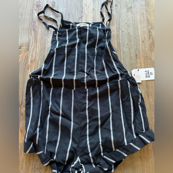 Billabong NWT overall striped Wild Pursuit Short Overall Romper in black stripe - Picture 13 of 16